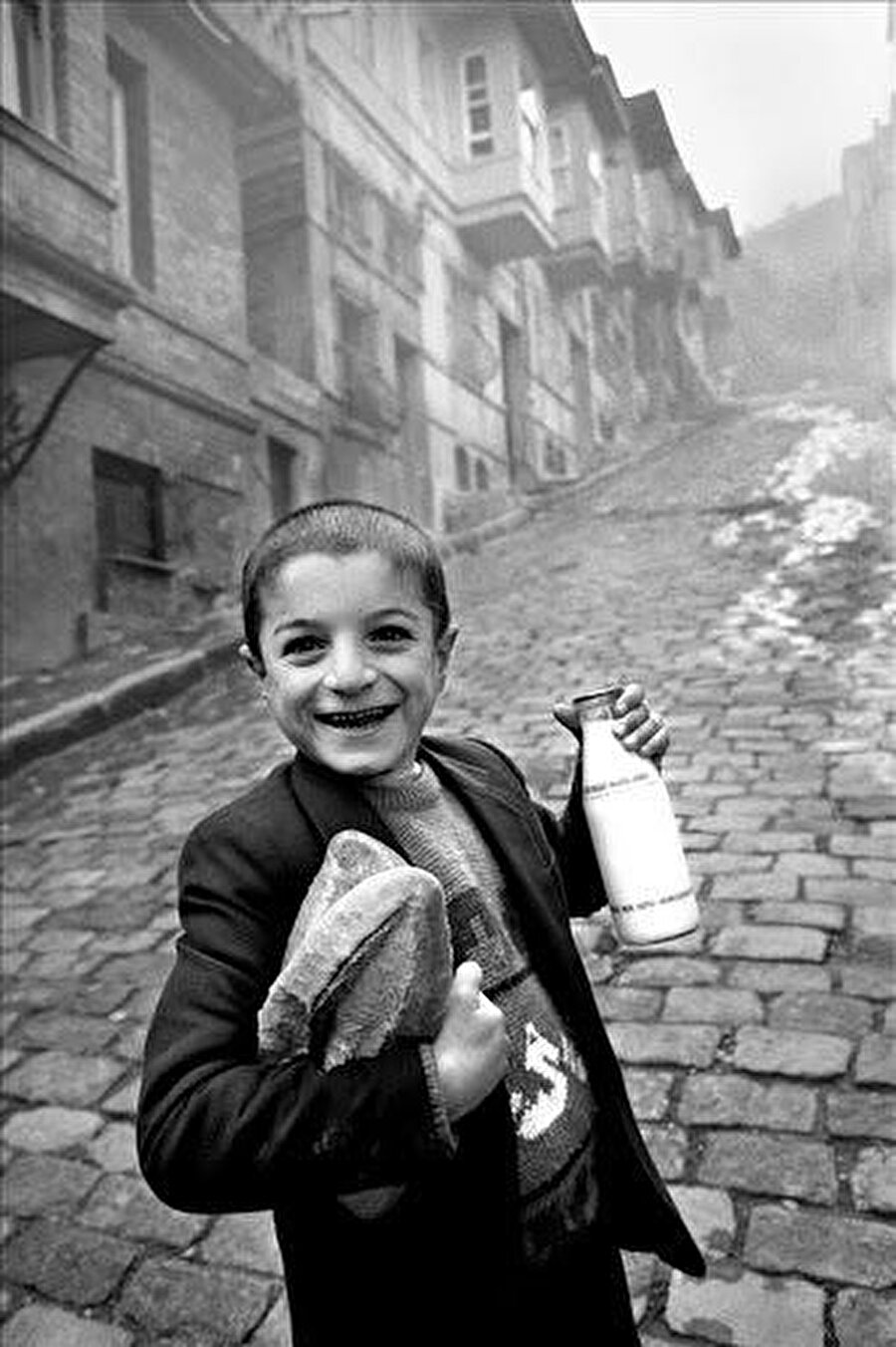 Ara Güler, "Ben insanın derdiyle uğraşan adamım. İnsanın hayatını ve dertlerini çekerim" diyordu.