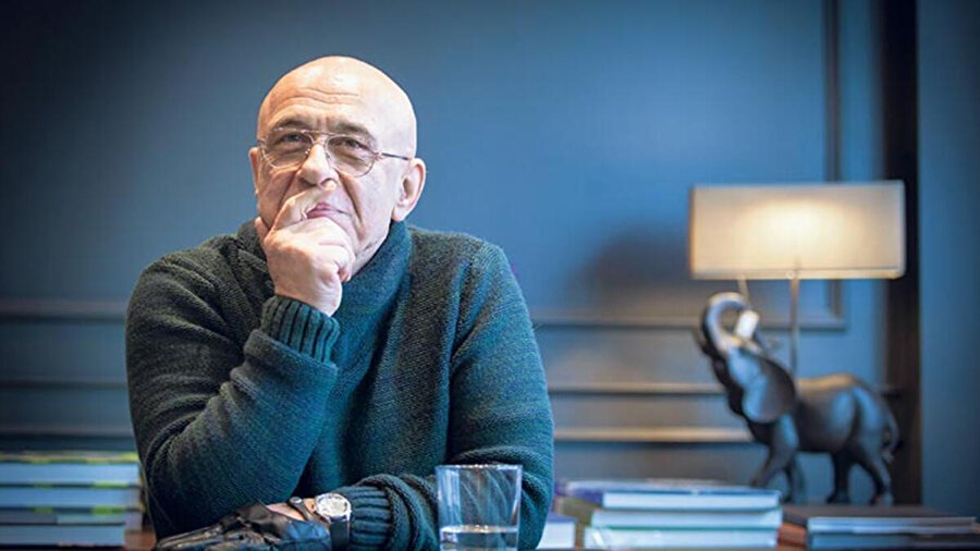 Bazı yazarların alametifarikası kendileriyle özdeşleşmiş karakterler ve hikayeler yaratıp bunun üzerine gitmeleridir.