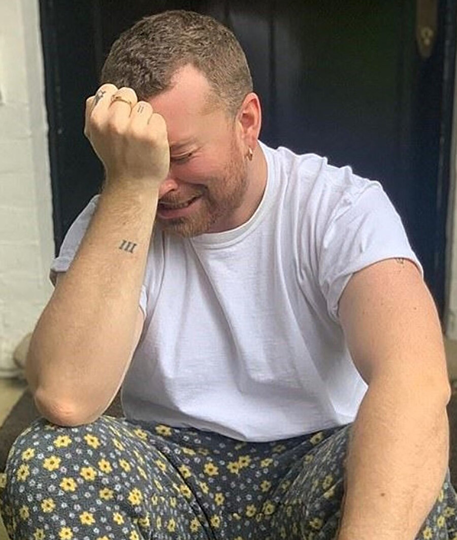 27 yaşındaki İngiliz şarkıcı Sam Smith evinde ağladığı fotoğraf