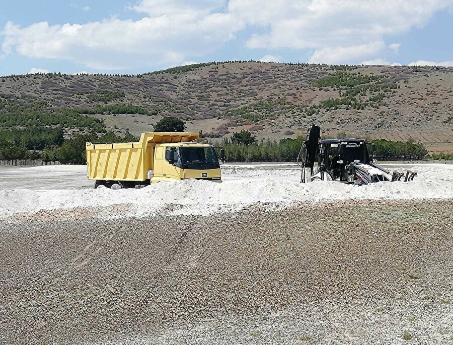 Salda Gölü kumsalında iş makineleri çalışırken