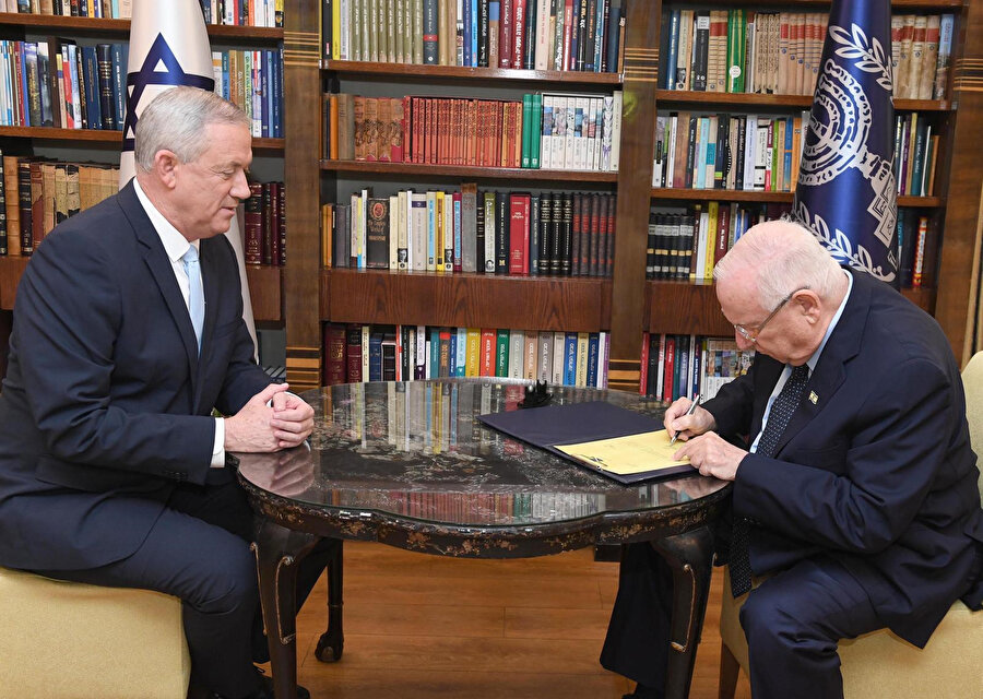 İsrail Cumhurbaşkanı Reuven Rivlin, konutunda Mavi-Beyaz İttifakı lideri Benny Gantz'a hükümeti kurma görevini verirken görülüyor.
