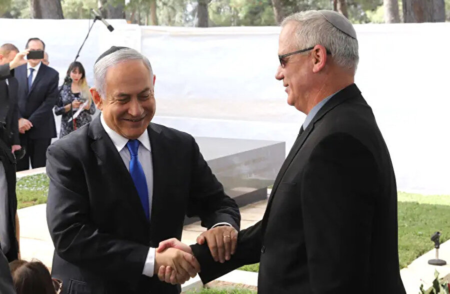 Binyamin Netanyahu ile Gantz'ın Şimon Peres'i anma törenindeki samimi görüntüleri.