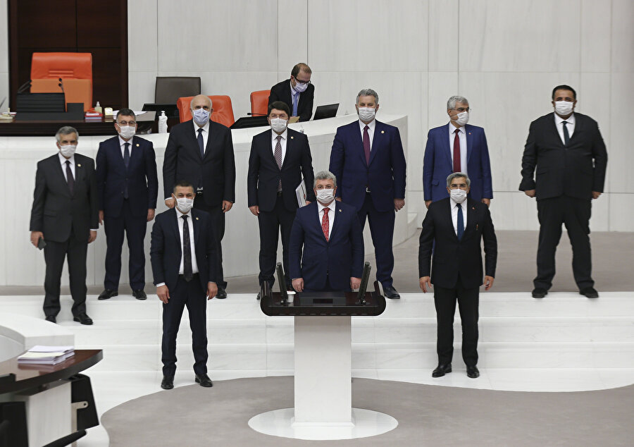 TBMM'de koronavirüse karşı 'maskeli' toplantı