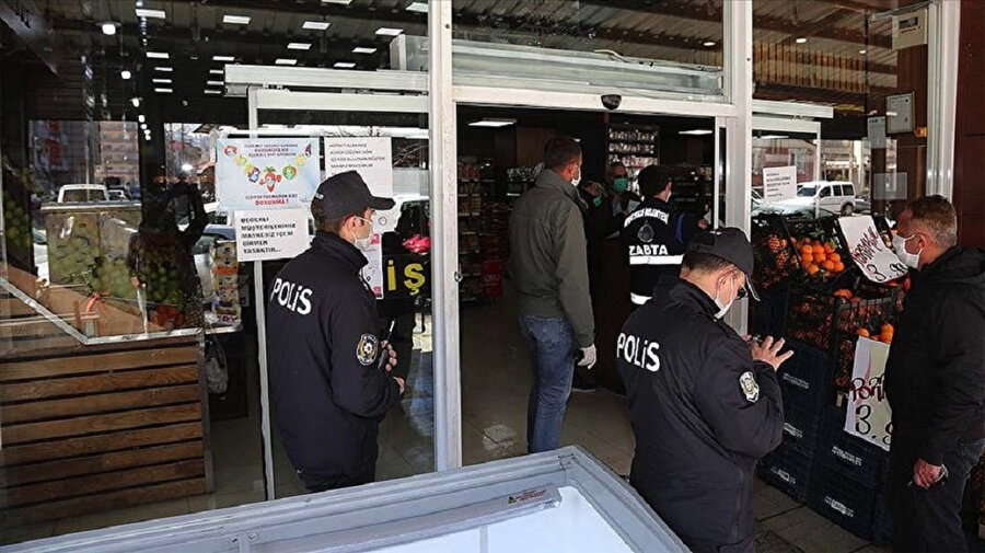 Polisler tarafından denetlenen market