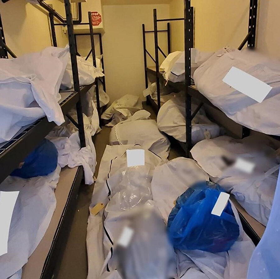 Hastanenin otoparkta bulunan mobil morgu olduğu düşünülen bu yerde ise ceset torbalarındaki cansız bedenler üst üste yığılmış durumda