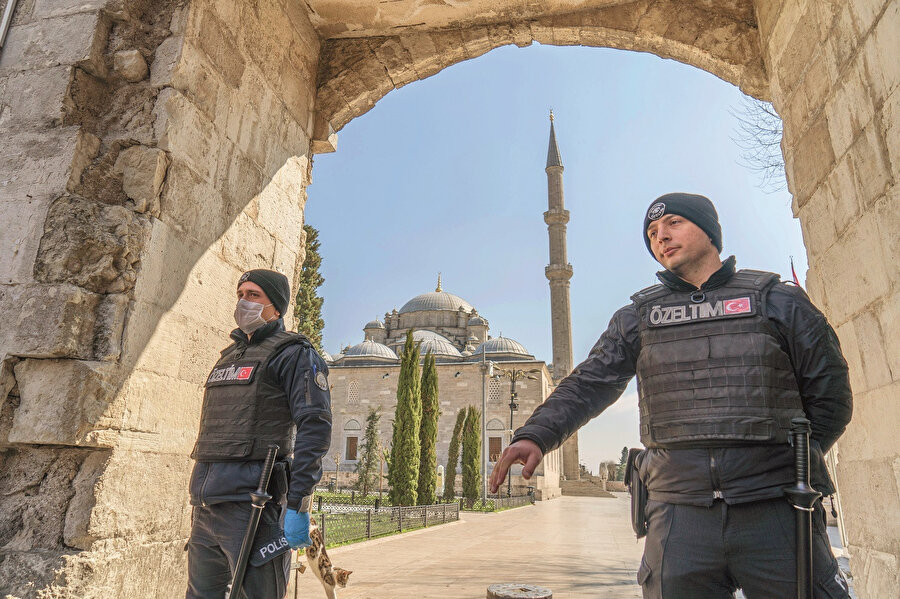 Korona virüs salgını nedeniyle İslam aleminde tedbiren camilerde cemaatle namaz kılmaya ara verilmiştir.