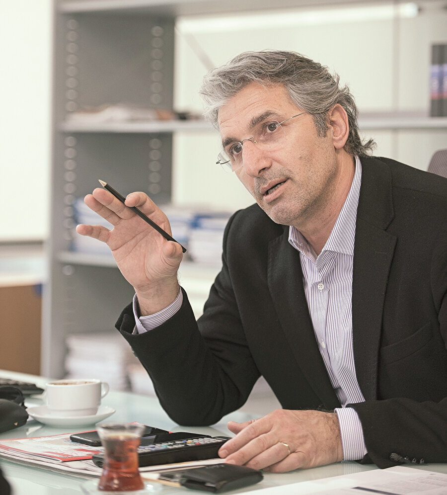 Nedim Şener: &quot;Hrant Dink cinayetinde Zekeriya Öz de bazı gazeteciler de sanık. Dolaysıyla burada da buna benzer büyük bir dosyanın olması lazım. Malatya’da o dosyayla ilgili hiçbir işlem yapmayan iki tane savcı var. İkisi de FETÖ’den ihraç. Takipsizlik kararı veren iki savcı bir yerlerde halen görevde. Şimdi ne yapıyor, ne ediyorlar diye onları araştırıyorum.&quot;