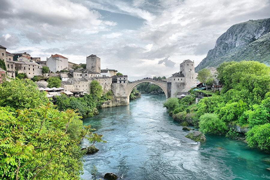 Mostar Köprüsü, Saraybosna'nın Mostar şehrinden geçen Neretva nehri üzerinde bulunan bir köprü. Köprünün orjinali ise Mimar Sinan'ın öğrencisi Mimar Hayreddin tarafından 1566 yılında inşa edildi.