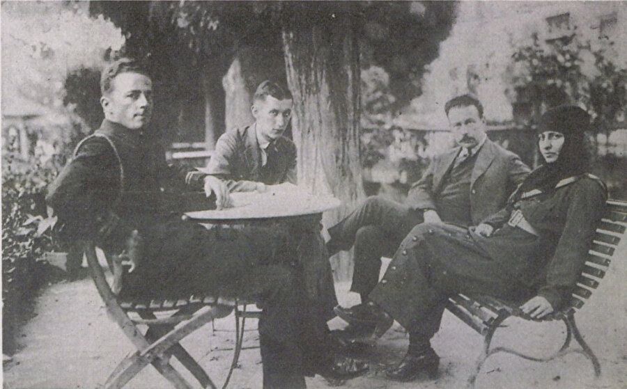 Falih Rıfkı Atay'ın mütareke yıllarında Yat Kulübü’nde çekilen bir fotoğrafı. Hemen yanı başında Milli Mücadele’ye Onbaşı rütbesiyle katılmış olan Halide Edib Hanım (Adıvar), oturuyor. (1918)