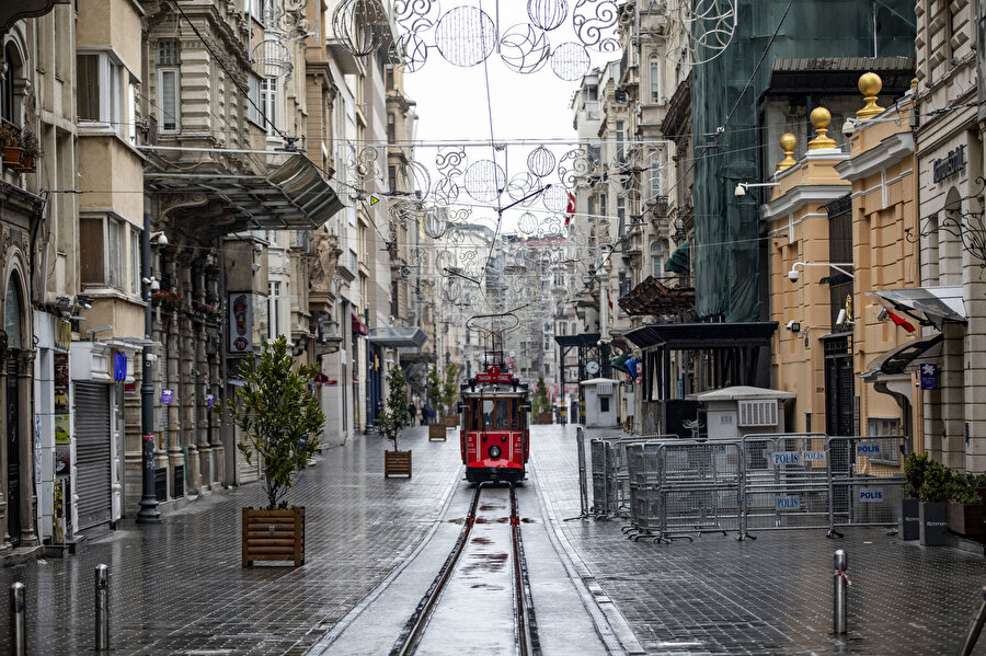 'Evde kal' çağrılarının ardından İstiklal Caddesi en sakin günlerini geçirmeye başladı (Arşiv)