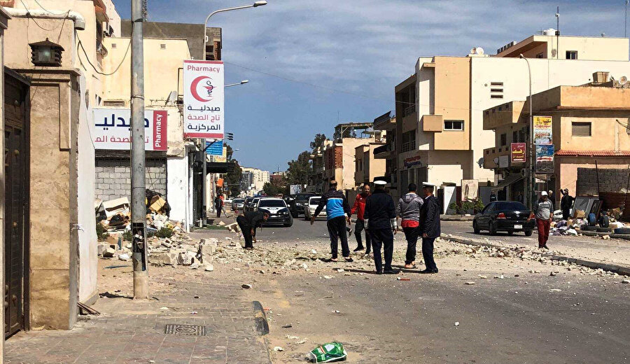 Hafter milisleri, Koronavirüs hastalarının tedavi gördüğü hastaneleri hedef alarak salgını, Trablus'a sığınan halka diz çöktürmek için kullanmaya çalışıyor.
