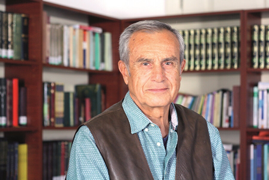 Bir şey yapılabilmesi için evvela kaynağı kurutmak lazım. Bir şey yapabilmek için ekran zamanının azaltılması lazım. Azalttınız diyelim, ondan sonra ibadetlerini yaparsın, kendine bir araştırma konusu seçersin, insanlara faydalı olacak araştırmalar yaparsın. Ama beynimizdeki virüsü susturmak şartıyla...
