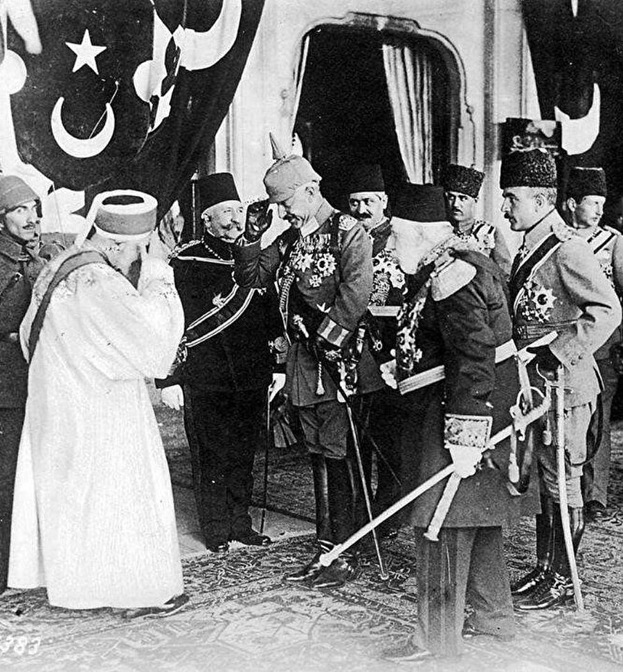 Alman kayzeri Wilhelm ile Osmanlı sultanı Reşad. Sultanın hemen arkasında ise Enver Paşa