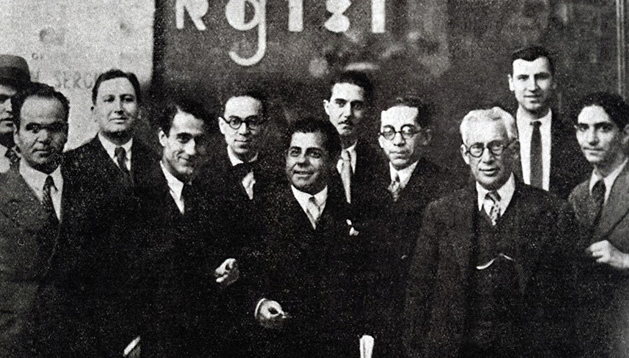 D Grubu, 1933 yılında beş ressamın (Zeki Faik İzer, Nurullah Berk, Elif Naci, Cemal Tollu, Abidin Dino) ve bir heykeltıraşın (Zühtü Müridoğlu) kurmasıyla ortaya çıkan sanatçı birliğidir.