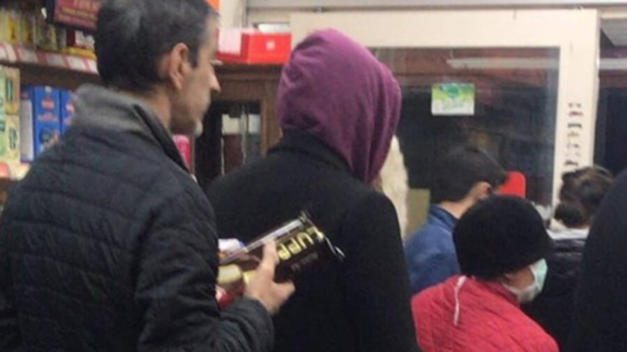 Sokağa çıkma yasağının ilan edildiği gün markette böyle görüntülendi