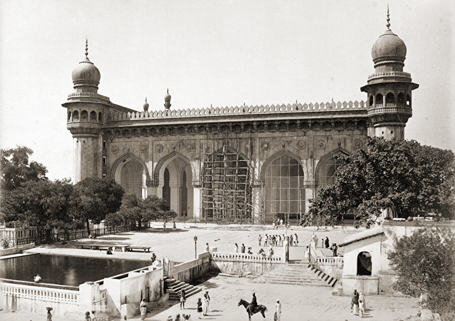  Hindistan’daki Mekke mescidinin Deen Dayal tarafından 1880’ler çekilmiş bir fotoğrafı. Avlusunda yerel halkta insanlar görülüyor.