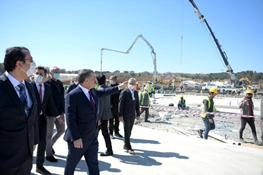 Fahrettin Koca hastanelerde incelemelerde bulundu