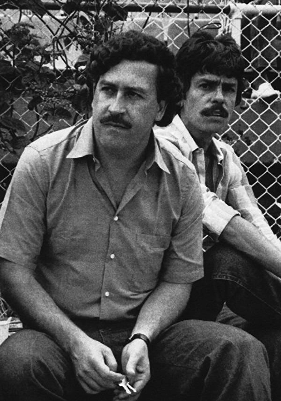 Üç sezon yayınlanan ve Medellín ve Cali kartellerinin hikâyesini anlatan Narcos’un ilk iki sezonu gelmiş geçmiş en ünlü uyuşturucu baronlarından Kolombiyalı Pablo Escobar’ın ve yirmi yılı aşkın süre yönettiği Medellín Karteli’nin yükseliş ve düşüş hikâyesini anlatıyor ki bu tahlilde söz konusu iki sezona odaklanacağım.