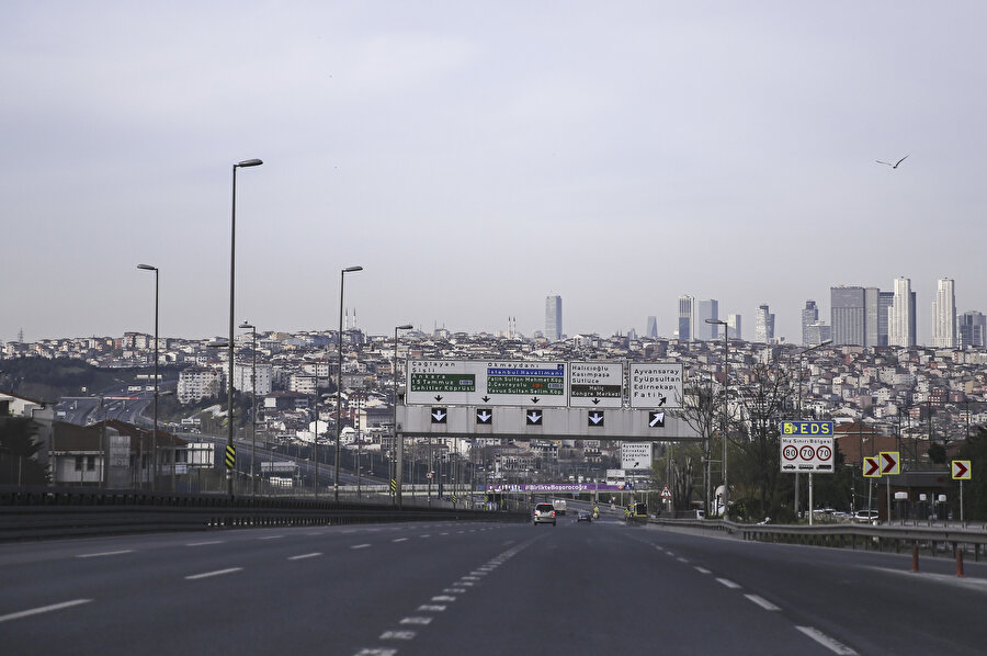 İstanbul'da, yeni tip koronavirüsle (Kovid-19) mücadele kapsamında uygulanan sokağa çıkma kısıtlamasının ikinci gününde şehirde sessizlik hakimdi
