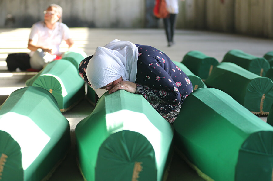 Bosna Savaşı’nın kayıpları, geride kalanlara ağır bir miras bıraktı: beklemek. Cesedi bulunamayan binlerce kişinin ailesi yıllardır ölülerini bekliyor.