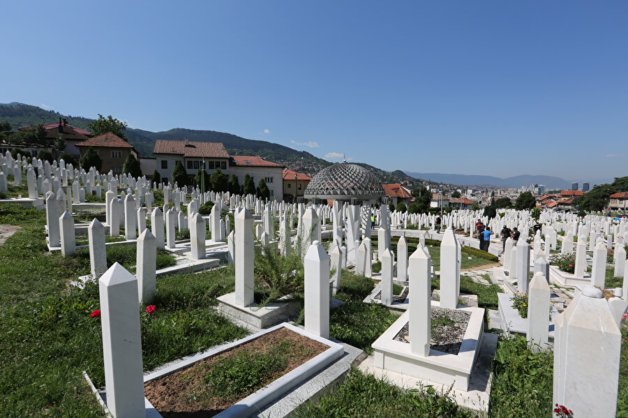 Srebrenista acı bir ilkin adı. Bosna Savaşı devam ettiği sıralarda BM, Srebrenitsa’yı güvenli bölge ilan etti. Savaştan önce 24 bin olan kent nüfusu diğer bölgelerden gelen mülteci göçleriyle 45 bini buldu