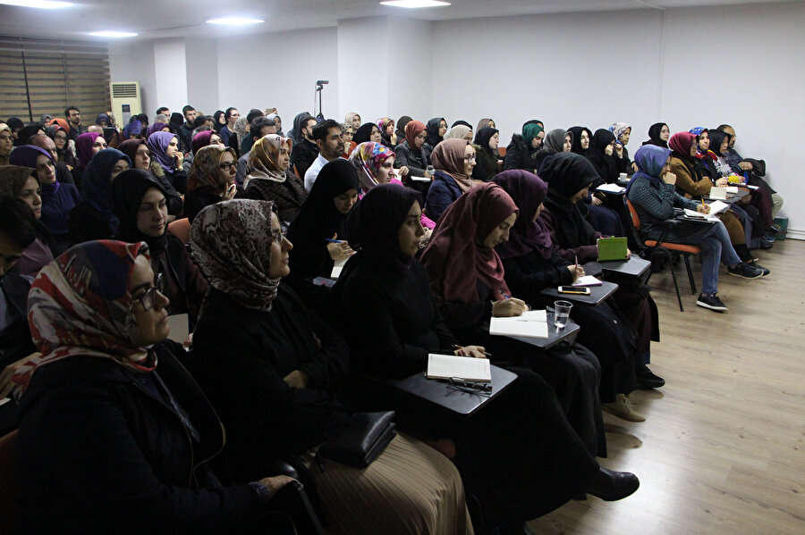 Eğer onun eğitimcisi zamanında derse gelip dersten çıkmışsa, eve gittiğinde evdeki temizliği ve düzeni görmüşse veya bir misafire nasıl davranması gerektiği öğretilmişse onu almış oluyor çocuk da.