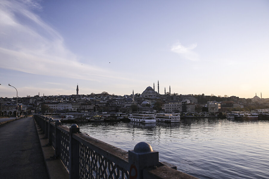 İstanbul'da, yeni tip koronavirüsle (Kovid-19) mücadele kapsamında uygulanan sokağa çıkma kısıtlamasının ikinci gününde Galata Köprüsü ve çevresinde sessizliğin hakim olduğu gözlendi.
