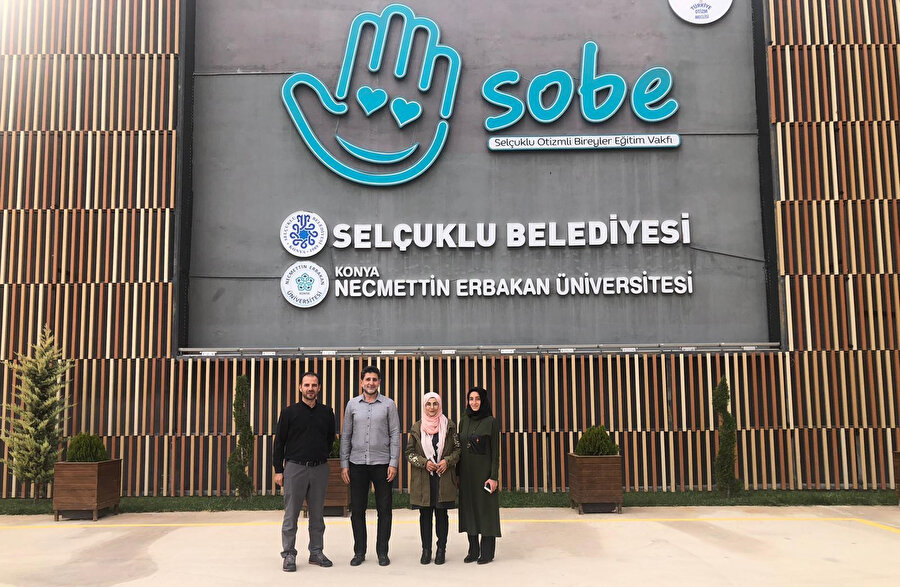 SOBE, çocukluk oyunlarının neşeli sesi ve aynı zamanda otizmli çocukları uygulamalı davranış analizi ve terapi birimlerinde eğiterek akranlarıyla oyuna katılmaya hazırlayan bir kurum.