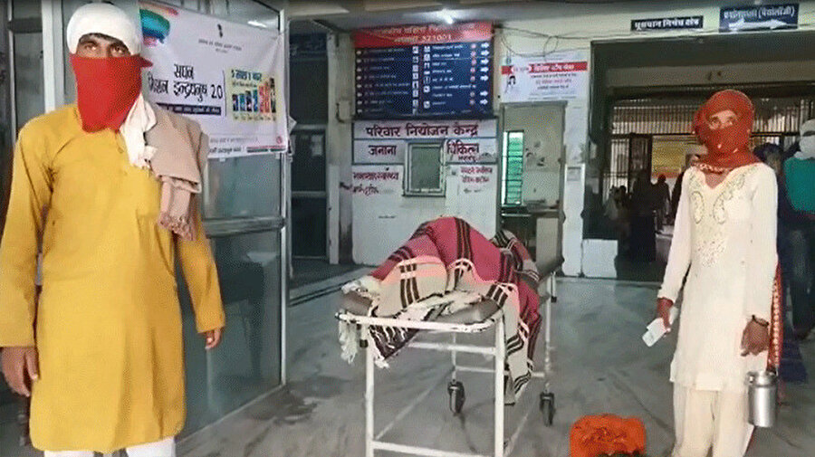  Hindistan'ın Racastan eyaletinin Bharatpur bölgesinde de Müslüman olduğu için hastaneye alınmayan bir kadın bebeğini kaybetmişti.