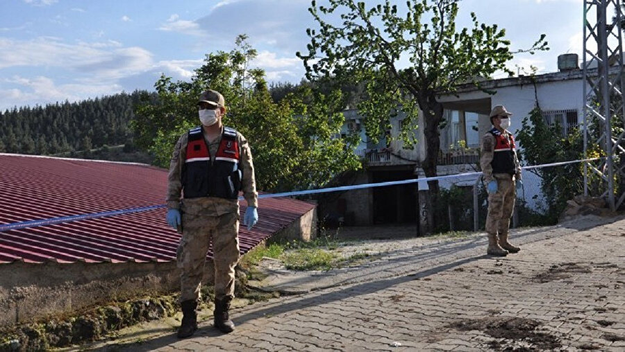 Karantinaya alınan evlerin önünde jandarma beklerken