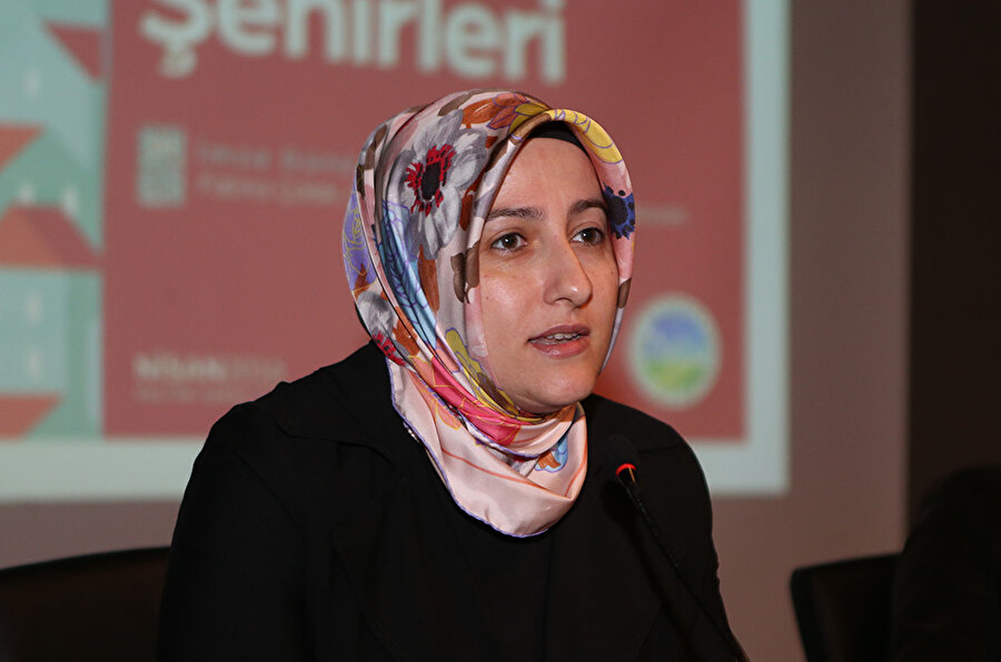 Naime Erkovan, görerek ve göstererek yazan bir bilinçle hikâyelerini kuruyor.