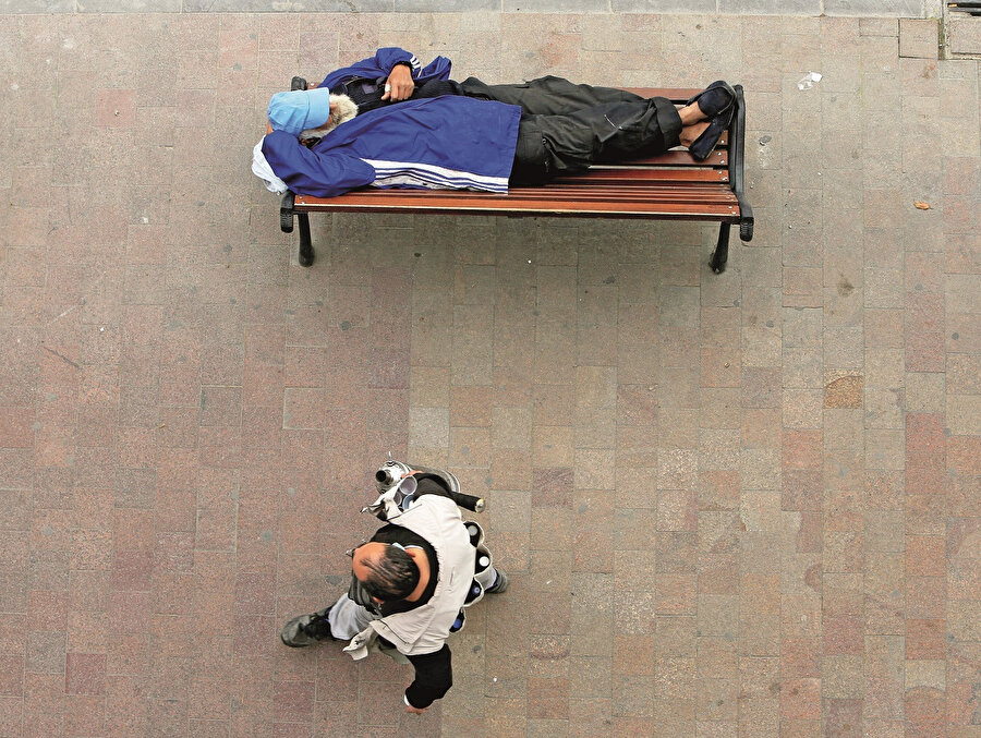 Kendi evsiz vatandaşlarına ilgisiz olan Avrupa, mültecileri baş üstü edecek değil. Ülkelerinden ayrılıp daha iyi bir hayat sürme ve iyi bir iş sahibi olma hayaliyle Avrupa’ya giden mültecilerin durumu oldukça zor. Günlük ücretleri çok düşük olan mültecilerin yaşam ortamları kalabalık ve temizlik konusunda oldukça elverişsiz. Temel insan hakkı olan yaşamak ve barınmak gibi önceliklerin evsiz ve mültecilere verilmesi hastalığın yayılmasına engel olmak için de önemli bir adım olacak.