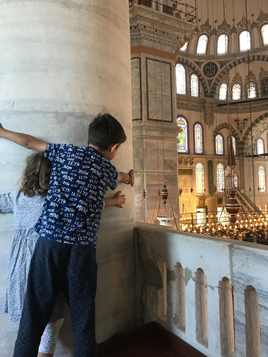 Neredeyse doğduklarından beri mümkün oldukça onlarla cami ziyaretleri yapıyorum. İstanbul’da yaşıyor olmanın verdiği avantajlarla selatin camilerini, bazen mimarisi ile öne çıkmış bazen ise sadece yolumuza çıkan herhangi bir camiye giriyoruz. 