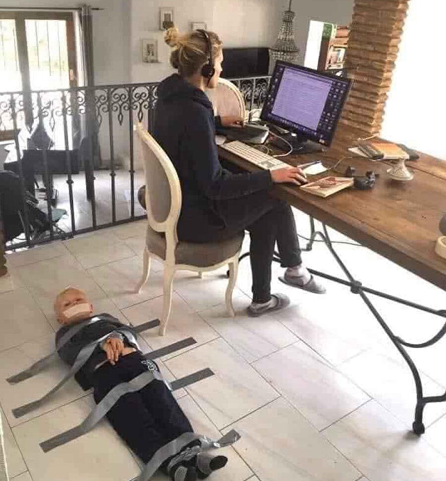 ​
Duvara bantlasaydı daha havalı durabilirdi

​