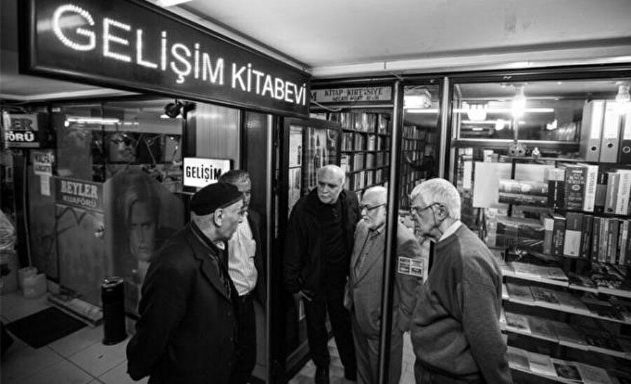 Sürgün’ü bulduğum Gelişim Kitabevi’ndeki kitapçının Necati Mert olduğunu öğrendim. Adapazarı’na yolum düştükçe soluğu Gelişim Kitabevi’nde aldım.