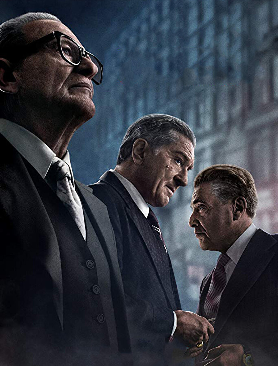  The Irishman’le kapışan “Yahudi Godfather’ı” lakaplı Once Upon a Time in America’sı arasında yakın bir alaka var. Coppola kısmına gelirsek, The Irishman’in Russell’ı Scorsese filmlerinin, Jimmy Conway biraz hariç tutulursa, yabancısı olan bilge ve oturaklı mafya adamı figürü olarak karşımıza çıktığında Vito Corleone’yi yâd etmemek pek elde değil.