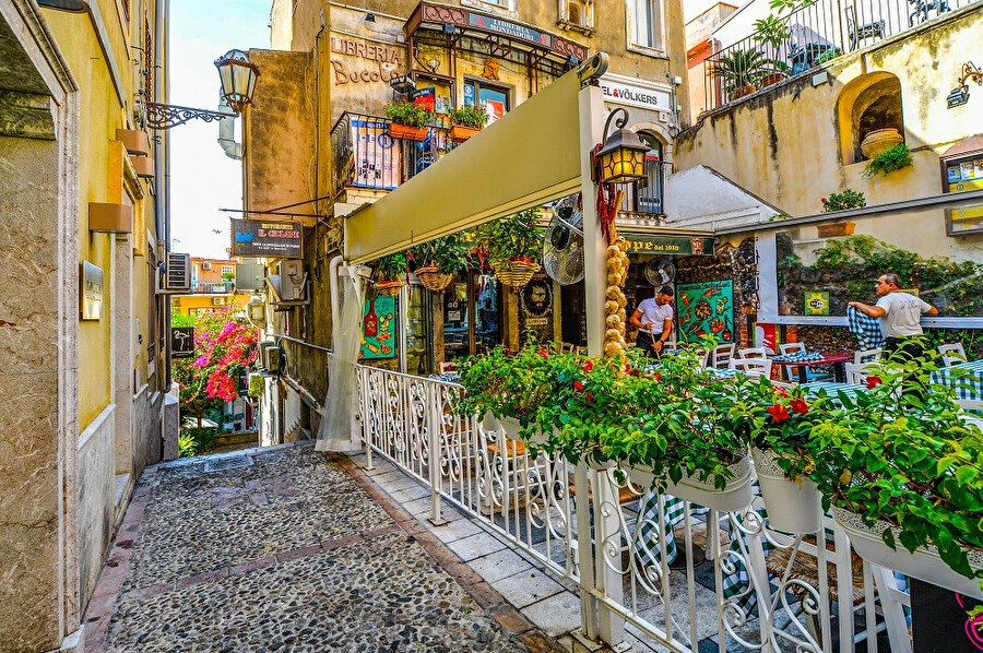 Burası, Taormina'nın ve Etna Yanardağ'ının ihtişamını ortaya seren, panaromik manzaralara sahip küçük, sevimi bir kasaba.