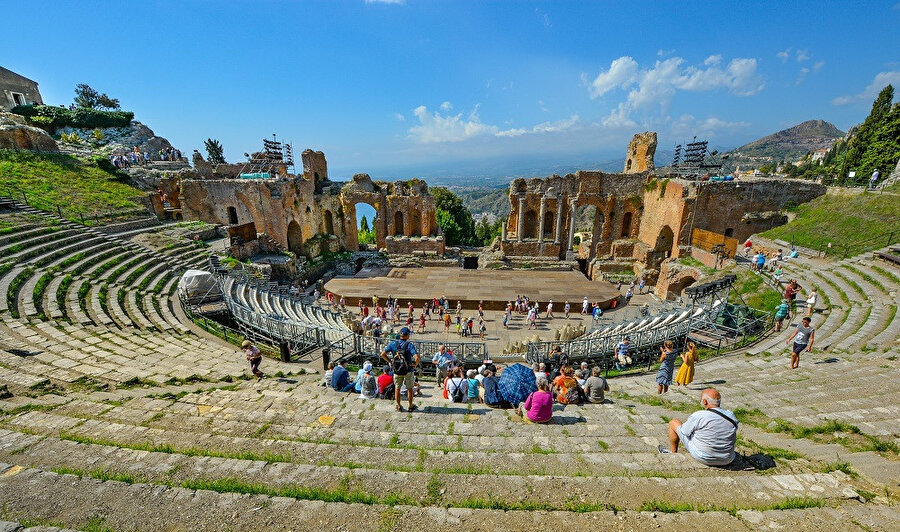 Tiyatronun planlama ve düzenlemesi her ne kadar Yunan tiyatrolarına uygun olsa da Roma tarihine aittir ve yapı 3. yüzyılda inşaa edilmişti.