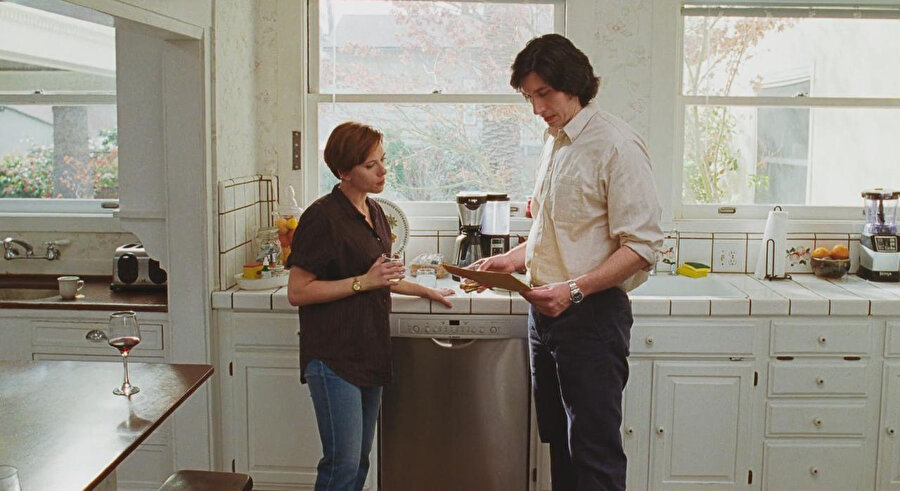 Marriage Story ile bir evlilik kaçınılmaz görünen sona doğru ilerlerken, birlikte kalmaya çalışan ailenin hikâyesini anlatıyor.