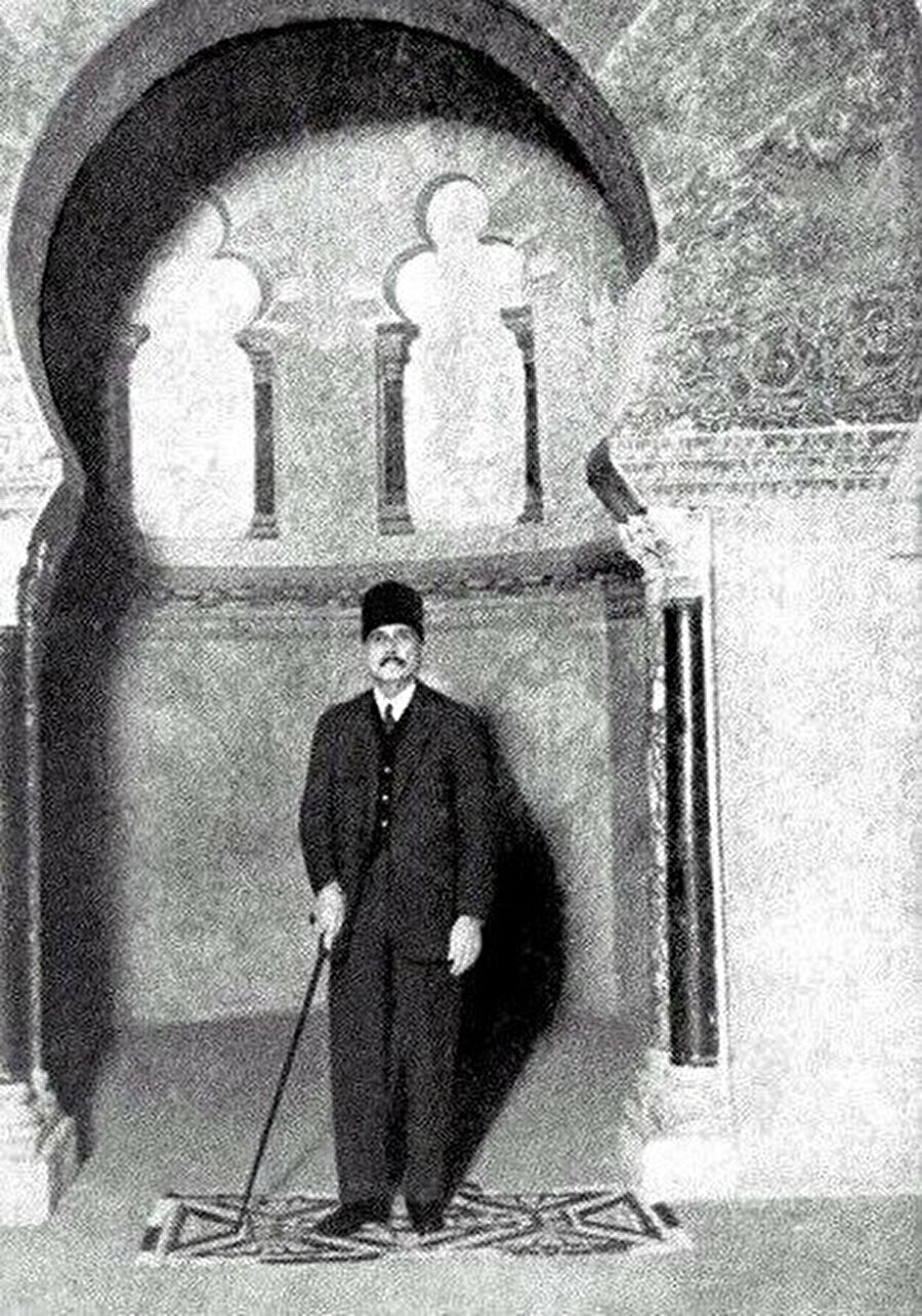 İkbal'in Endülüs ziyareti sırasında Kurtuba Camii'nde çekilmiş bir fotoğrafı.