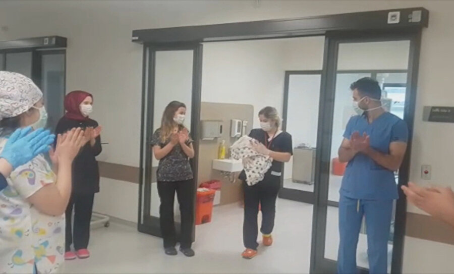 Koronavirüsü yenen bebek alkışlarla uğurlandı -DHA