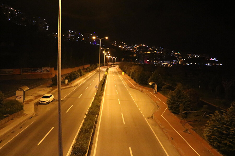 Zonguldak'ta, 4 günlük sokağa çıkma kısıtlamasının başlamasıyla birlikte sokaklar boş kaldı.