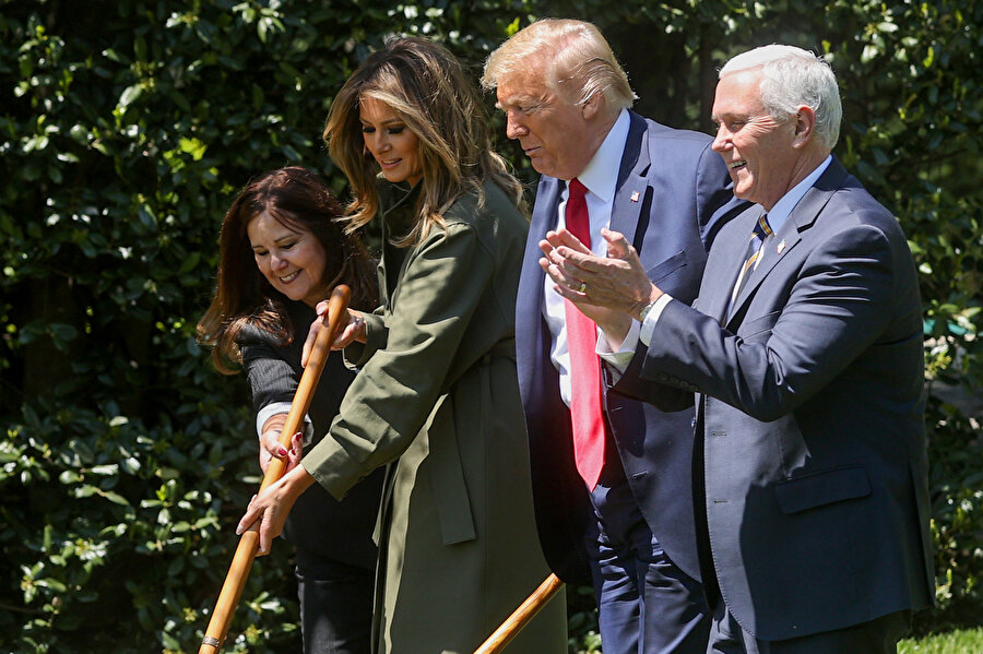 ABD Başkan Yardımcısı Mike Pence, Donald Trump ve eşi Melania Trump ile birlikte görünüyor.