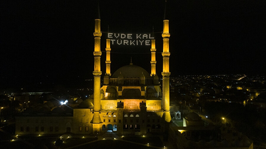 Bu Ramazan'da camilere 'Evde Kal Türkiye' yazıldı