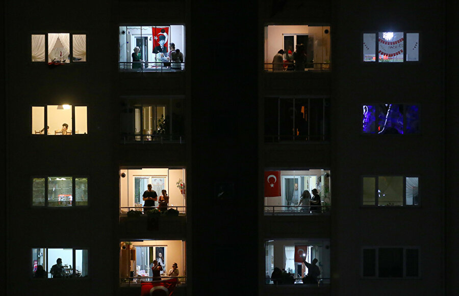 Vatandaşlar balkonlarından ve camlardan İstiklal Marşı'nı okudu