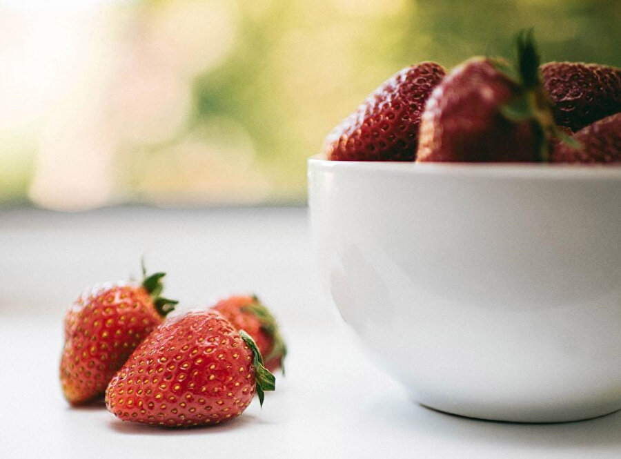 Ramazan'da aldığı ilk hediyenin çilek olduğunu söyleyen Erol Göka, bize hayatımda hiç çilek yememiş olabileceğinden de bahsediyor.