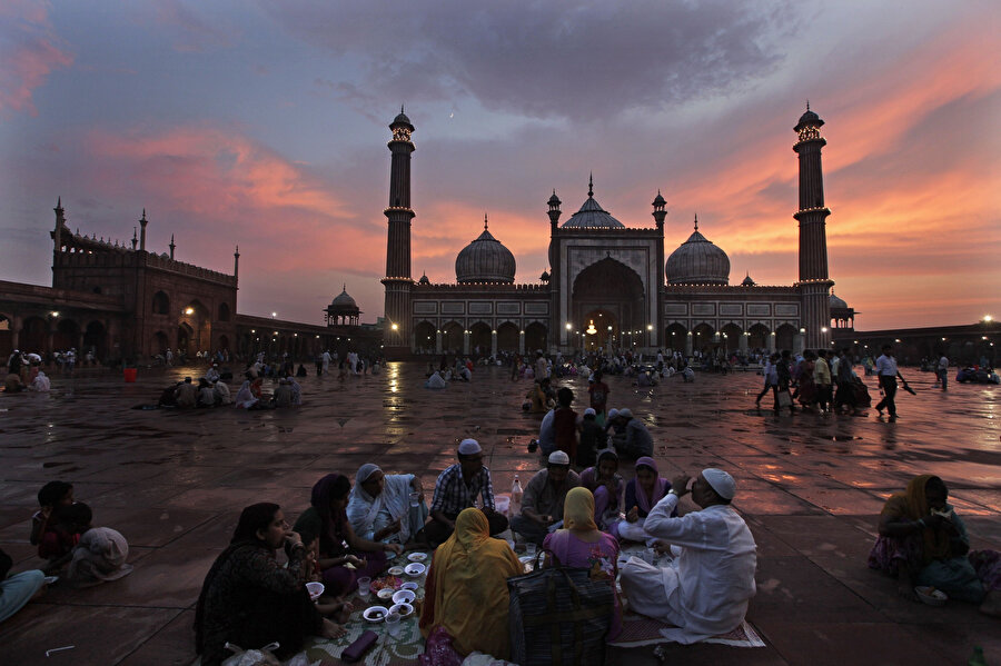 Yeni Delhi’de Müslümanların yoğun olarak yaşadığı Jama Mescid'in çevresindeki cadde ve sokaklar iftar saatinde hınca hınç doluyor.