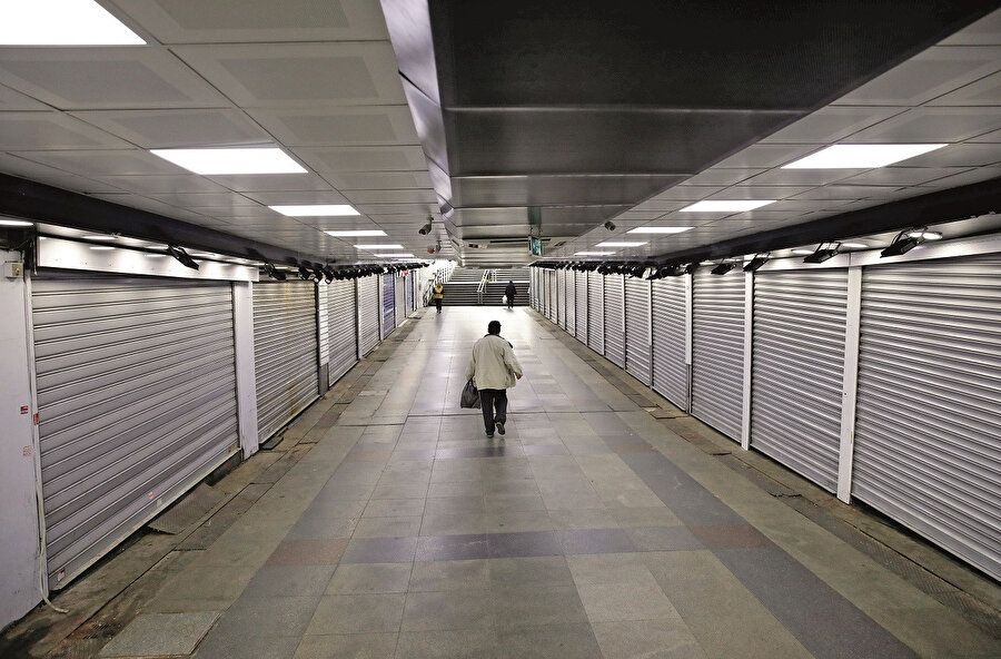 Kapanan işyerlerinin iflas durumu henüz söz konusu değil. Çünkü devlet bunun etkisini azaltmak adına birçok seçeneği gündeme aldı. Mesela kısa çalışma ödeneği, SGK desteği, KDV ertelemeleri, Kobilerin krediye daha rahat ulaşabilmesi... Bu önlemlerin bir süreliğine olumsuz etkiyi hafifleteceğini düşünüyorum. Ama tam çözüm mü, değil. O yüzden kısa vadede iflas söz konusu değil fakat belirsizlik durumu sürerse bu gerçekleşebilir. 