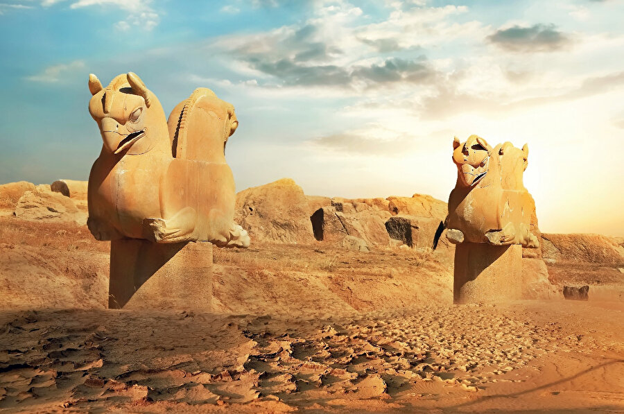 Persepolis, İran'ın Fars Eyaleti'ndeki Şiraz şehrinin 70 km kuzeydoğusundadır.