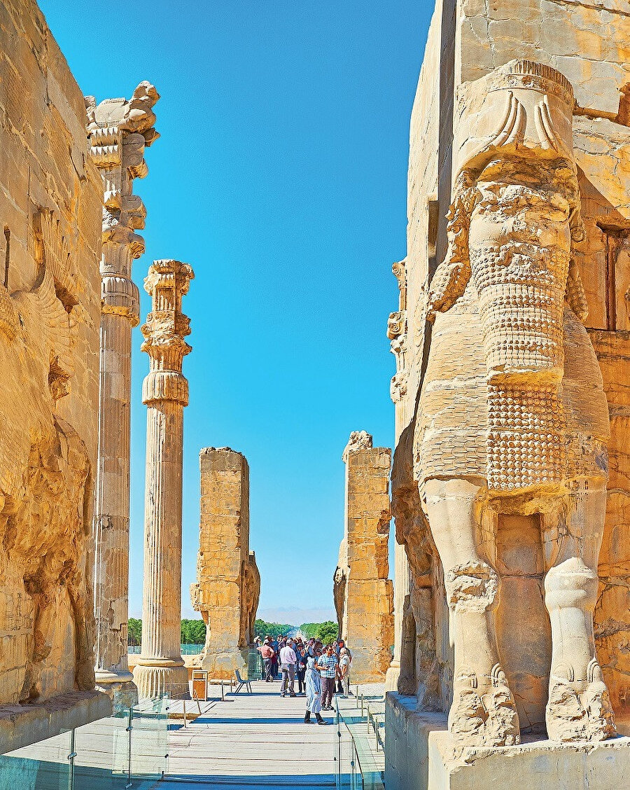 Pers İmparatorluğu'nun başkenti olan Persepolis, MÖ 6. yüzyıl sonlarına doğru Pers Kralı I. Darius (Dara) tarafından kurulmuştur.